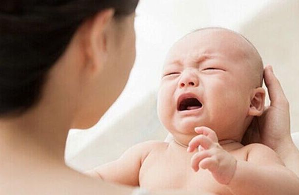 新生儿总是哭闹，教你8个安抚技巧 第2张